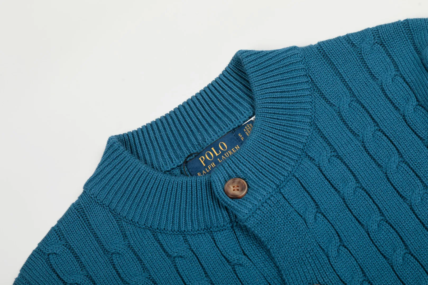P250 Top quality" Style number: DS806# (not off the shelves all year round) [Ralph Lauren solid color pony embroidery logo male god style twist knitted cardigan] ✅Ralph Lauren Ralph Lauren classic basic versatile male god style round neck twist knitted cardigan jacket ✅Main supplier platform live broadcast Wholesale entities Replenish when out of stock Not off the shelf ✅ZP quality 1:1 version Scan the code to enter the GF website Counter quality ✅Detailed quality is the only one in Guangzhou. Imported quality veil, focusing on high-end, cost-effective, good quality needless to say. ✅The version restores the original order. The maximum size can be worn up to 200 pounds. Loose, comfortable and stress-free. ✅The upper body is simple and easy to match. A must-have for men. Good-looking clothes are never picky. A must-have for men's wardrobe. Size: S-XL. Color: Black, White, Gray, Khaki, Navy Blue, Gentleman's Lake Blue.